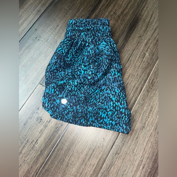 Lululemon shorts size 4 - Picture 2 of 3